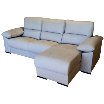 Sofá chaise longue cinza claro com almofadas e braços largos