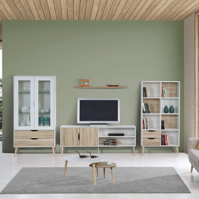 Sala com móveis de madeira clara e branca, estante, vitrine, móvel para TV e prateleira flutuante