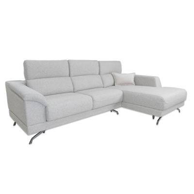 Sofá de canto cinzento claro com almofada e pés metálicos