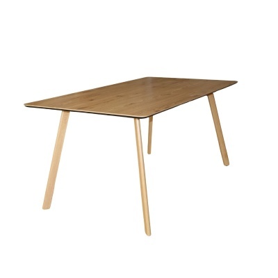 Mesa de madeira clara com tampo retangular e pernas inclinadas