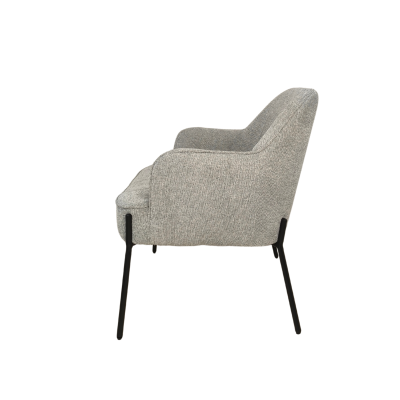 Cadeira cinzenta de tecido com pernas pretas, vista lateral, fundo branco