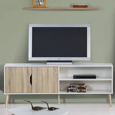 Móvel de TV branco com portas de madeira natural, TV com moldura prateada, estante flutuante e decoração variada