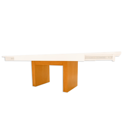 Mesa branca com base em madeira clara e detalhes metálicos