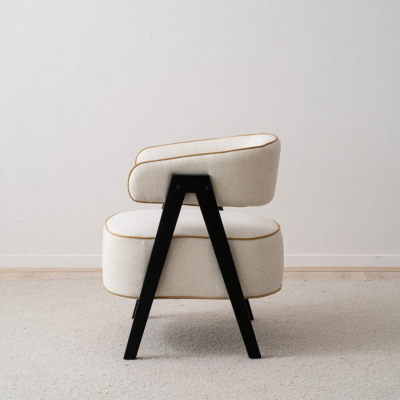 Cadeira estofada amarela com estrutura preta moderna numa sala clara