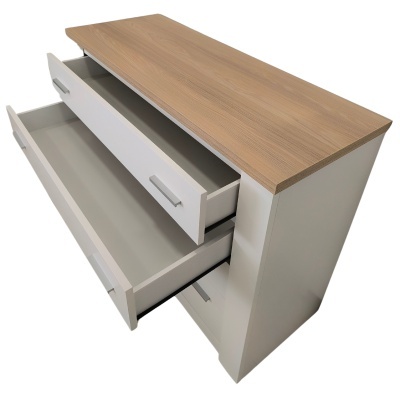 Cómoda branca com tampo de madeira clara e gavetões abertos