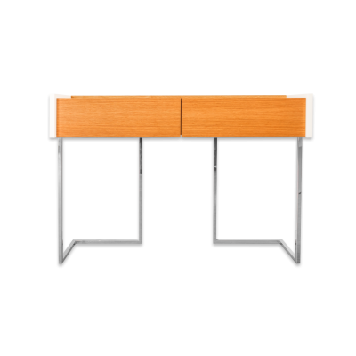 Mesa de escritório em madeira clara com estrutura metálica