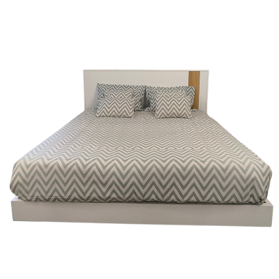 Cama de casal com colcha e almofadas padrão zig-zag cinza e branco
