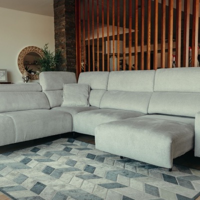 Sofá modular cinza claro em tecido num ambiente decorado