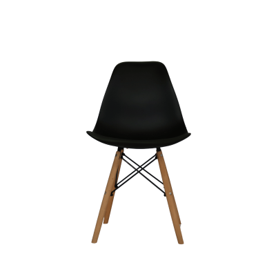 Cadeira preta com pernas de madeira e reforços metálicos pretos