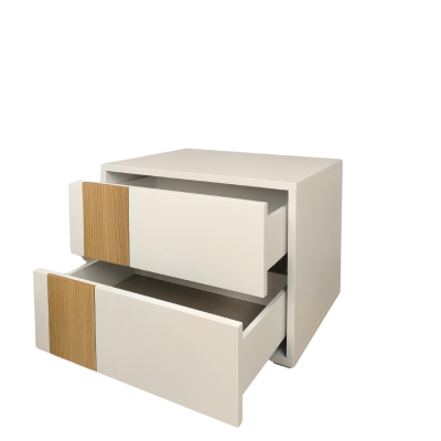 Cômoda branca com duas gavetas e detalhes em madeira clara