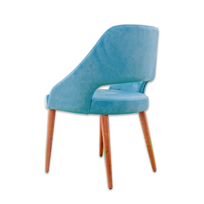 cadeira azul claro com pernas de madeira em fundo preto