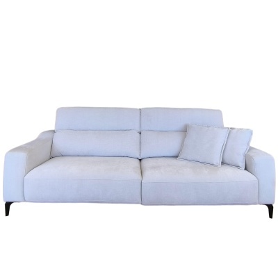 sofá azul claro de três lugares com duas almofadas em fundo branco