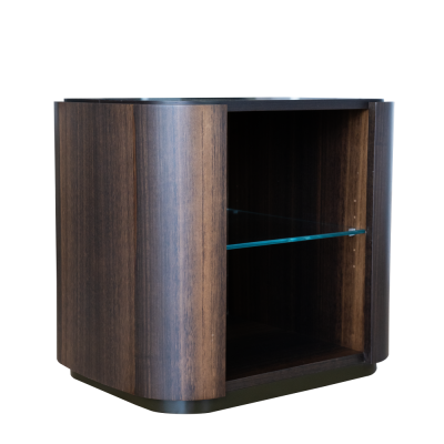 Móvel em madeira escura com porta arredondada e prateleira de vidro