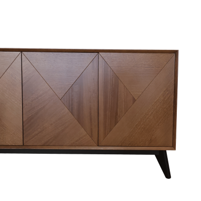 Móvel de madeira com padrão geométrico e pernas pretas inclinadas