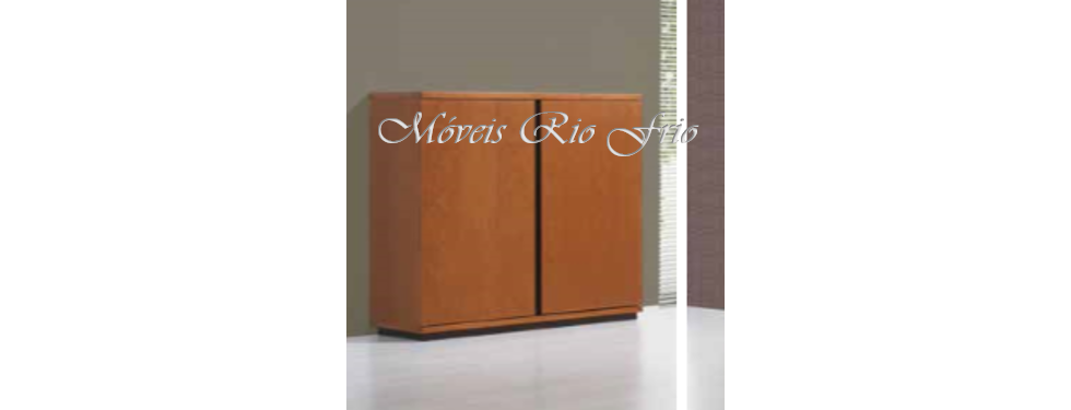 Armário de madeira castanha com duas portas em ambiente interior