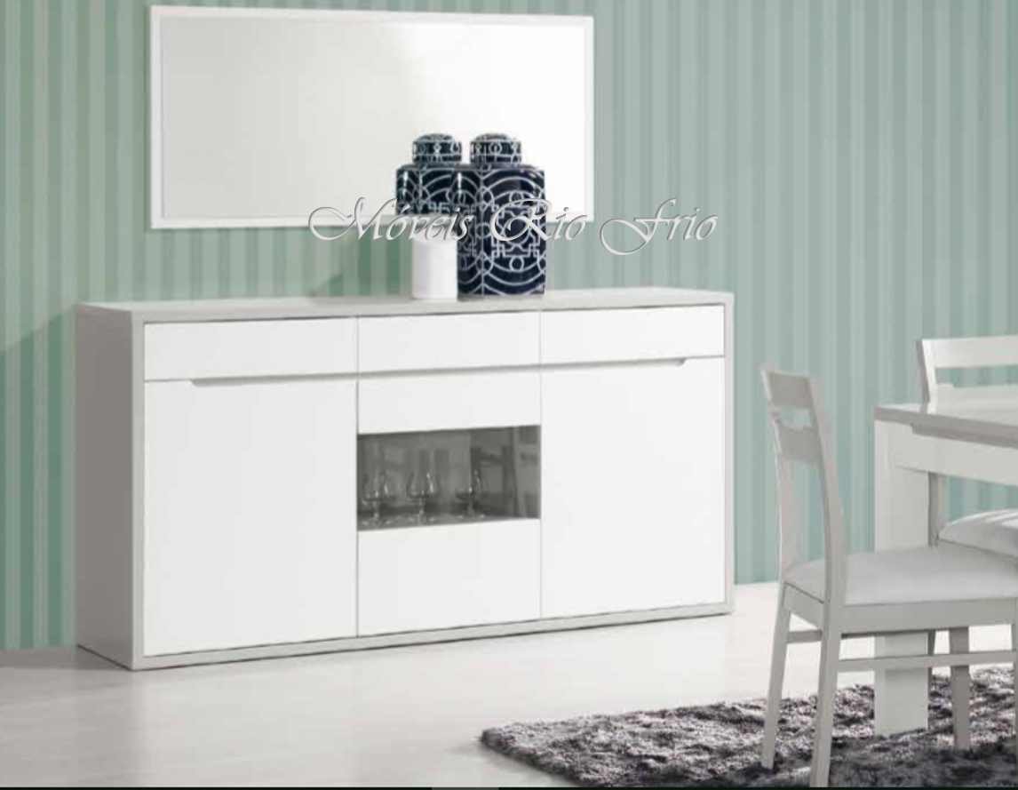 Aparador branco com gavetas e portas, vasos azuis decorativos, parede verde às riscas, tapete cinzento