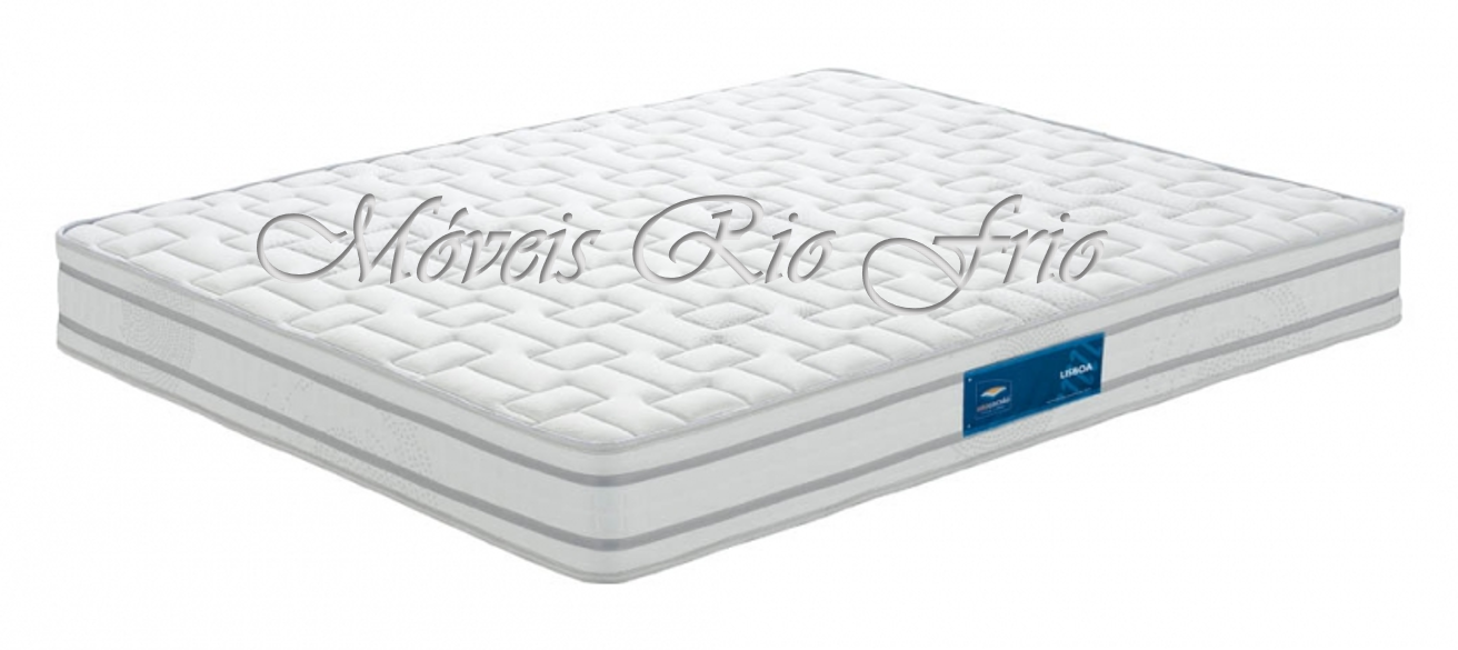 Colchão branco com padrão geométrico e etiqueta azul