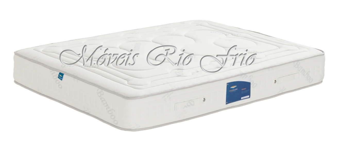 Colchão branco acolchoado com etiqueta azul e padrão floral