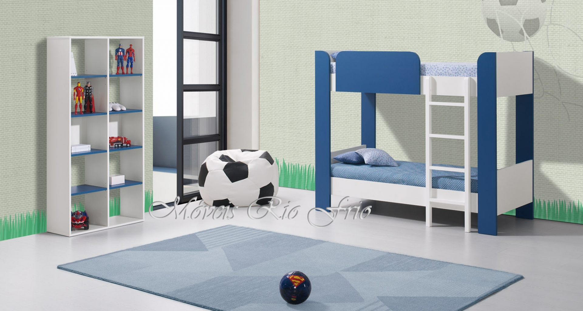 Quarto infantil com beliche azul e branco, estante branca, pufe de bola de futebol e tapete azul