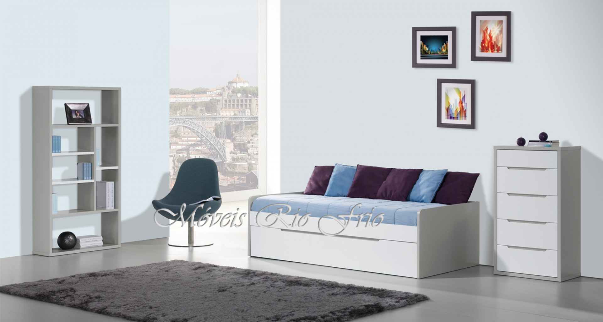 Quarto moderno com cama branca, estante, cadeira preta e quadros na parede