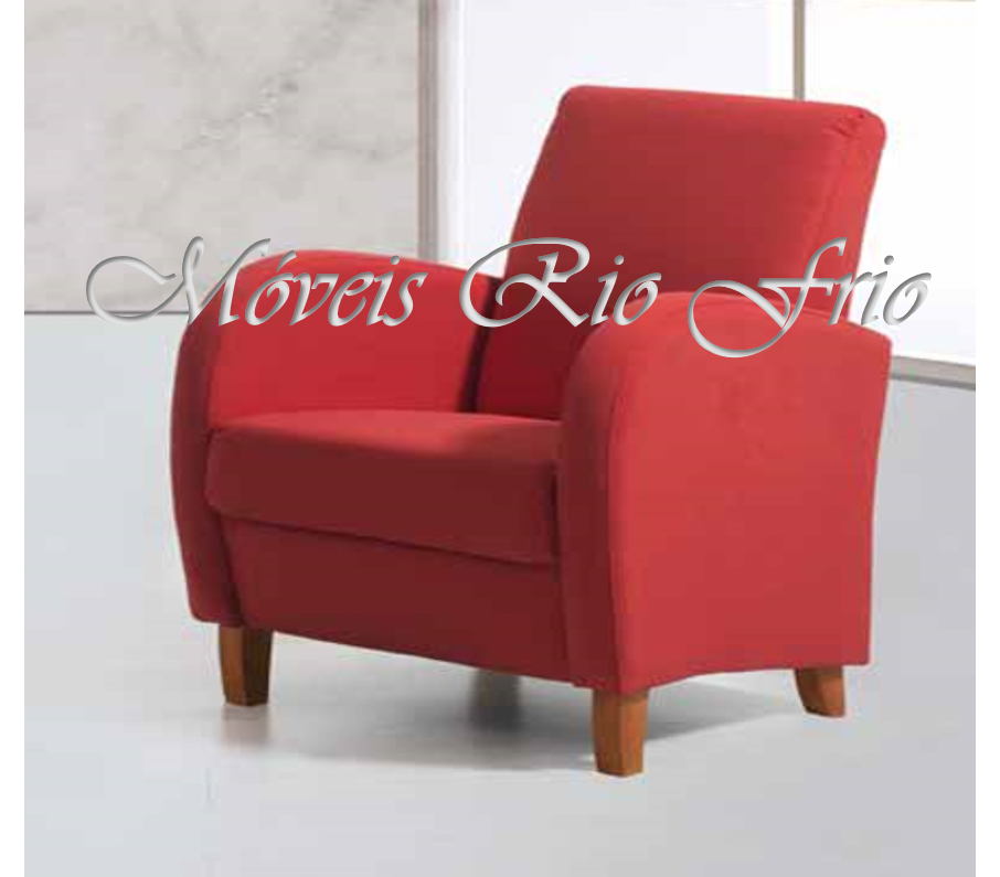 Poltrona vermelha com pés de madeira num ambiente interior claro