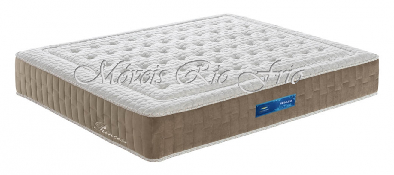 Colchão branco almofadado com laterais bege e etiqueta azul