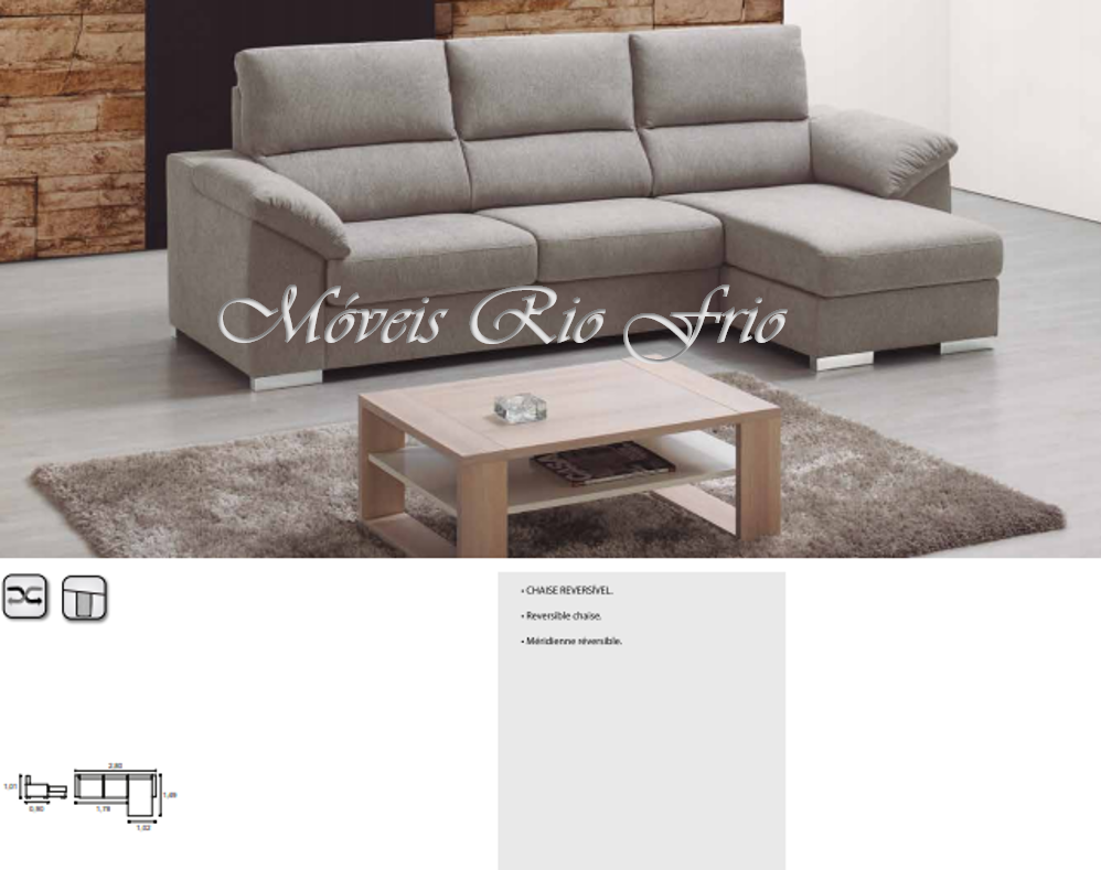 Sofá chaise longue cinzento claro com mesa de centro de madeira clara e carpete cinza