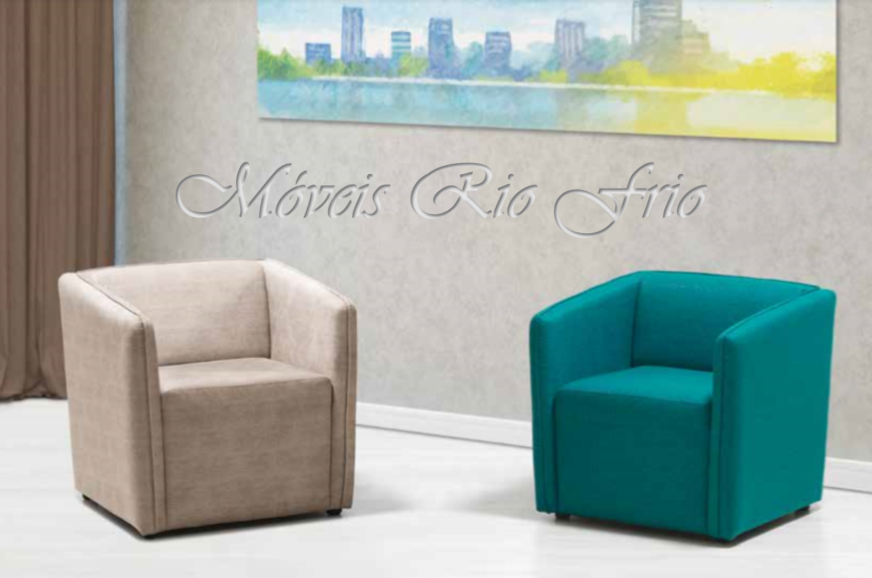 Duas poltronas modernas de tecido bege e verde-azulada em ambiente interno com quadro urbano