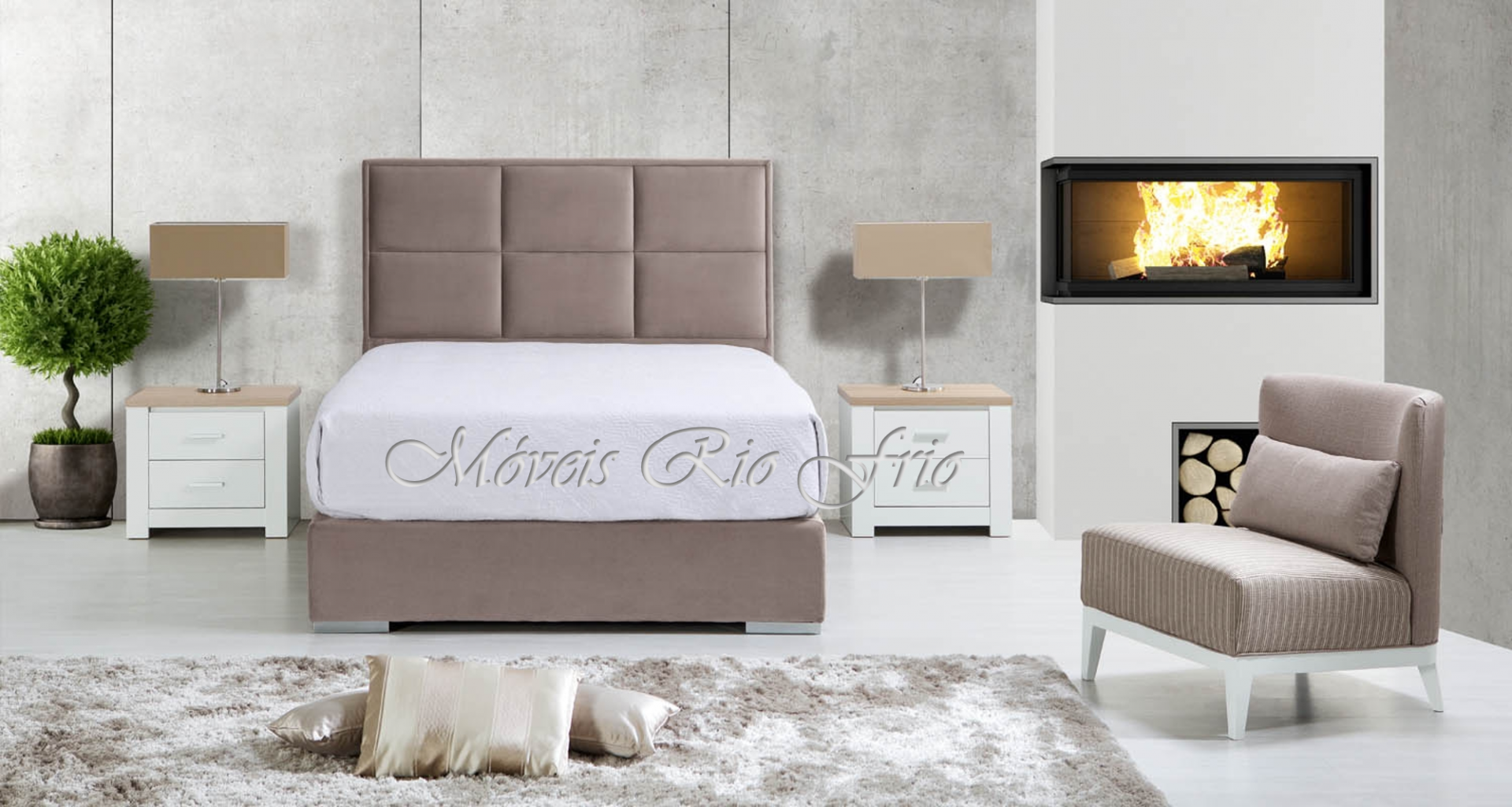 Quarto moderno com cama estofada castanha clara, mesas brancas, candeeiros, poltrona e lareira embutida