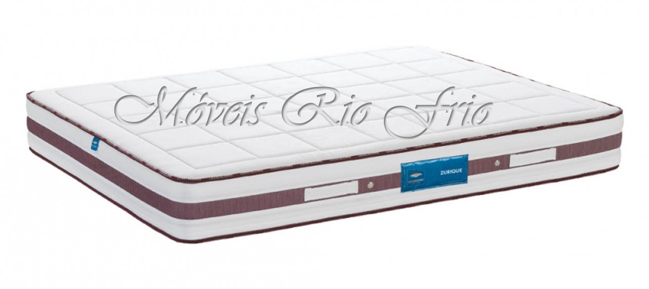 Colchão branco acolchoado com detalhes em marrom e etiqueta azul azul