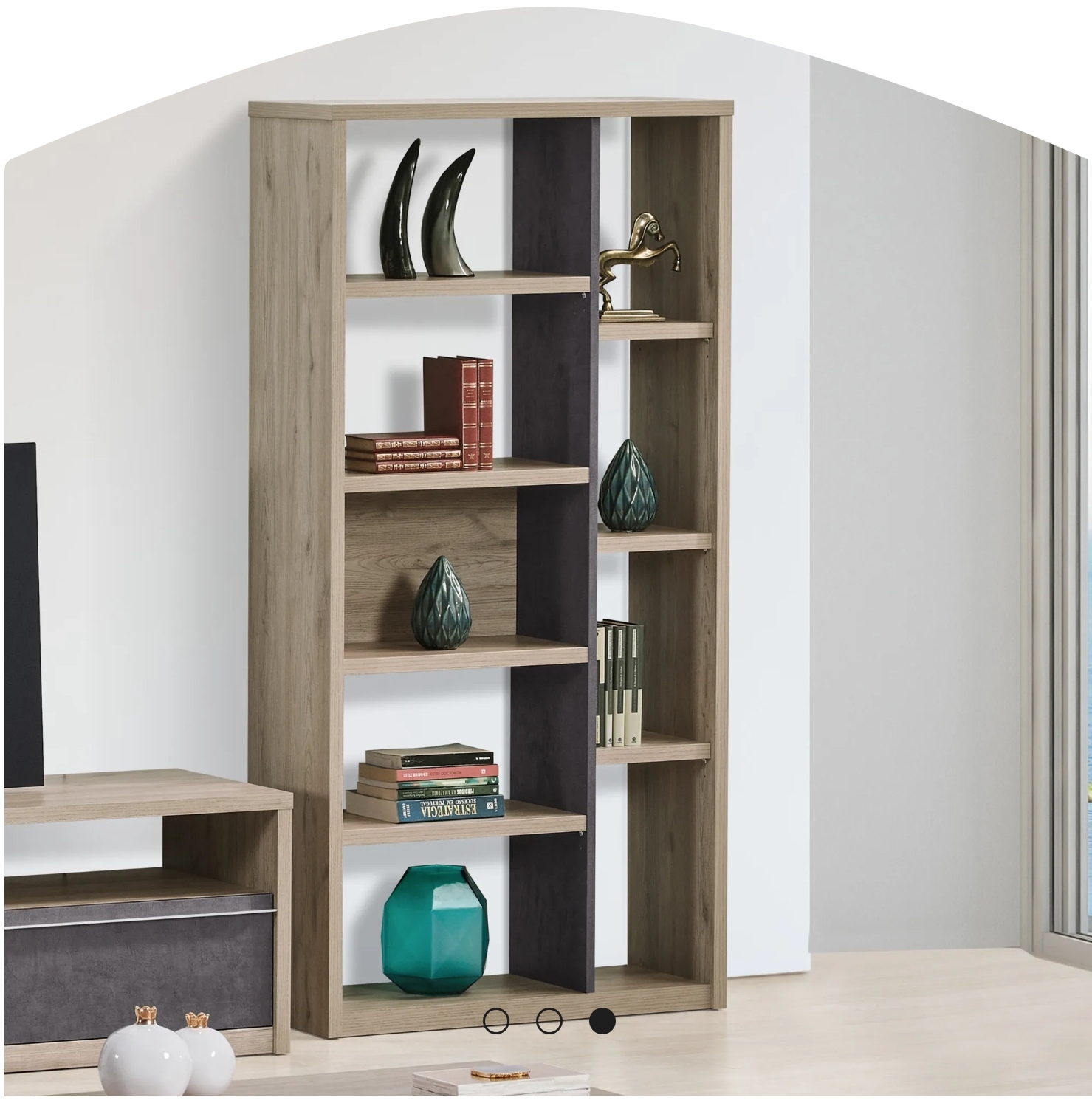 Estante de madeira clara com prateleiras e itens decorativos