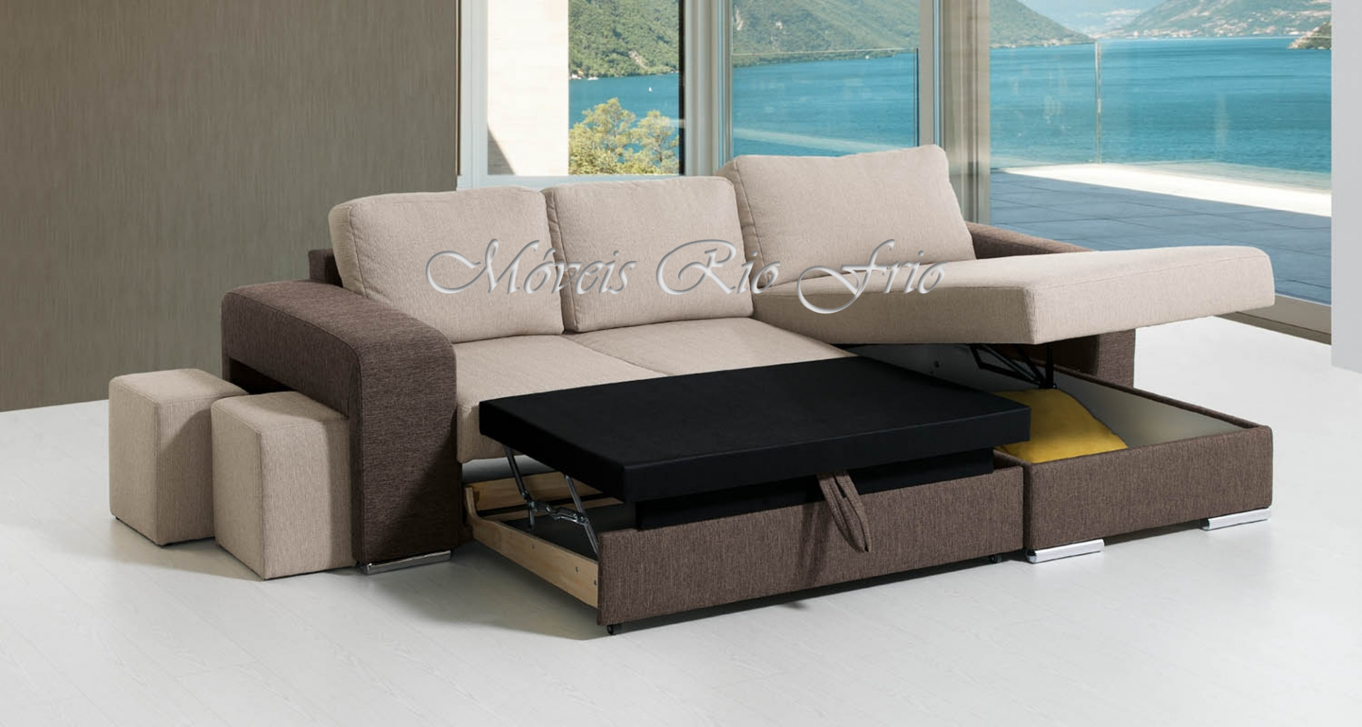 Sofá modular castanho e bege com chaise longue, mesa e pufs adjacentes