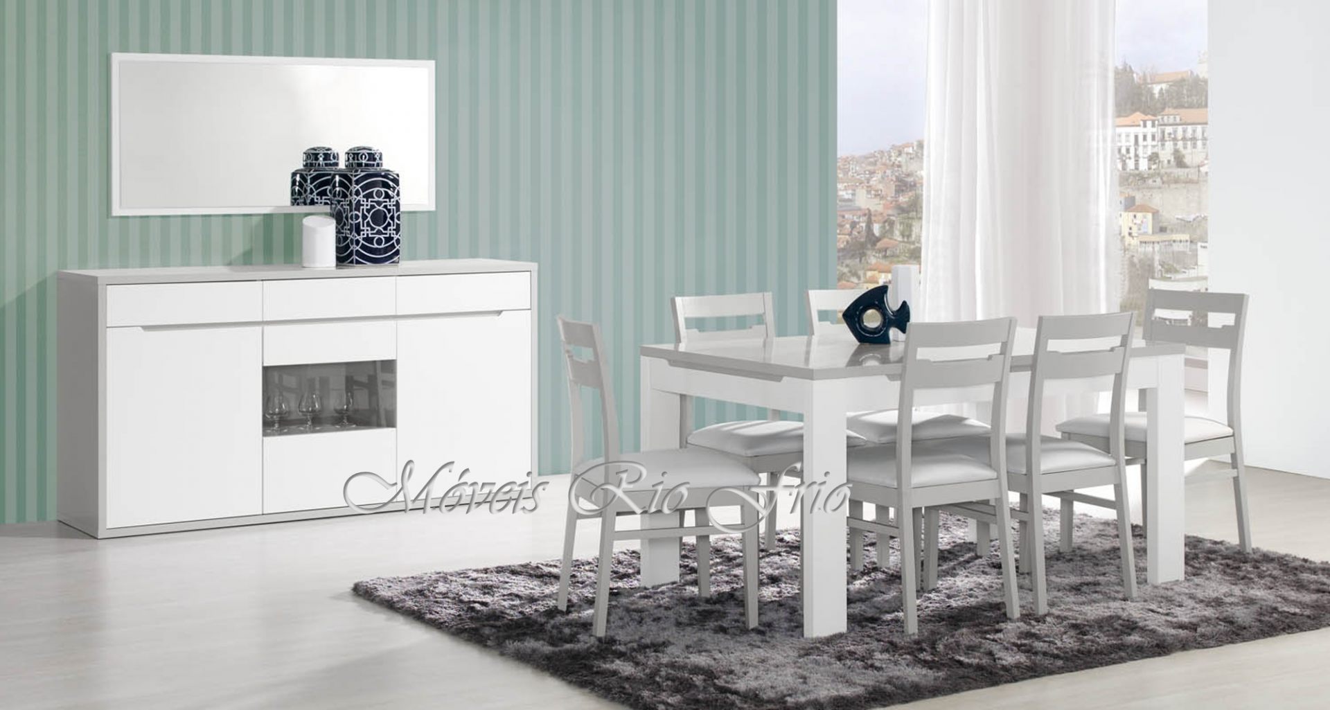 Conjunto de sala de jantar branco com mesa, seis cadeiras, aparador com porta de vidro e vasos decorativos