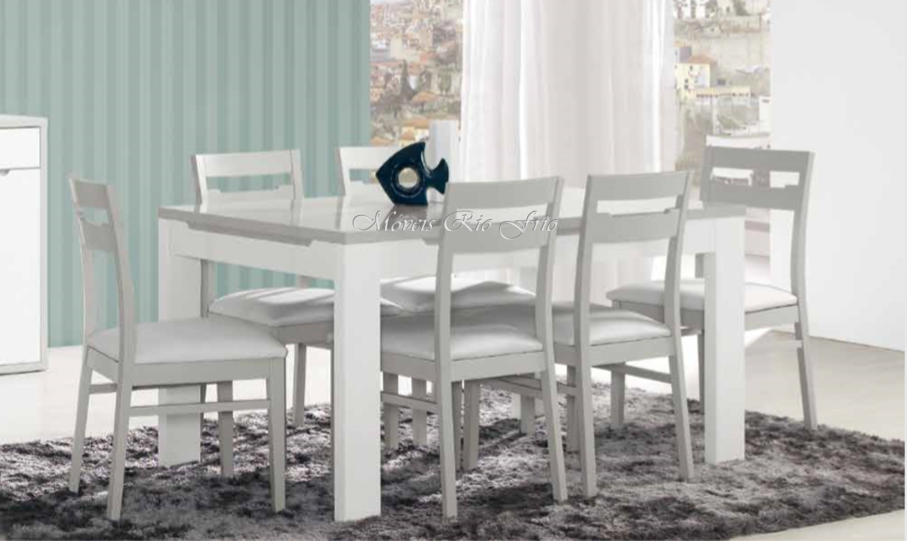 Conjunto de mesa de jantar branca quadrada com seis cadeiras estofadas cinza sobre tapete cinza