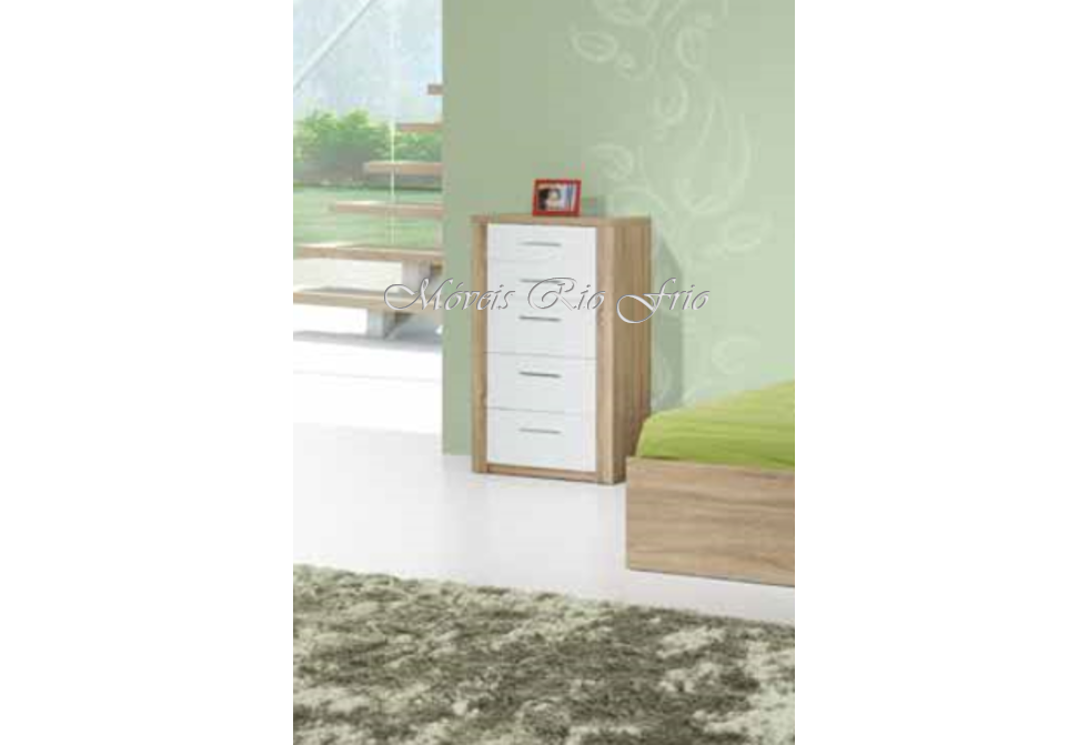 Cômoda alta de madeira clara com quatro gavetas brancas num quarto com cama verde e tapete cinzento