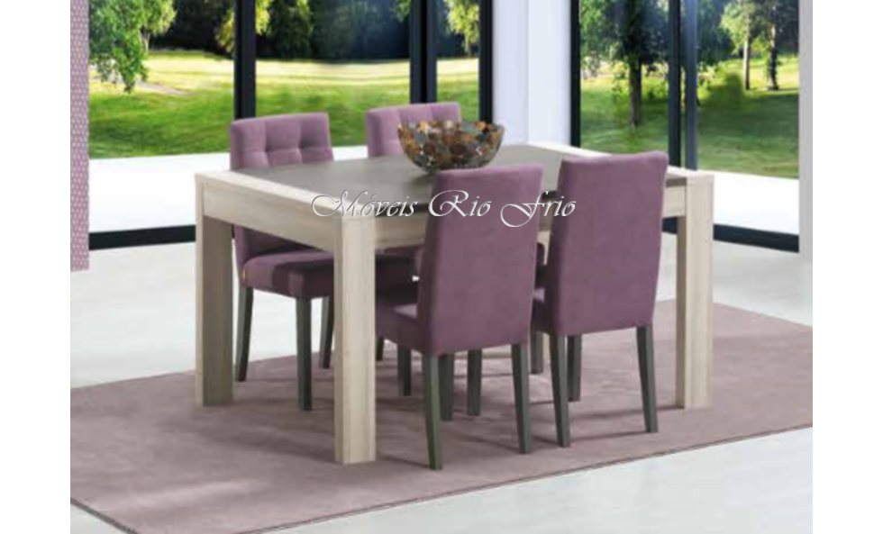 Mesa de jantar em madeira clara com quatro cadeiras rosa em sala com janelas grandes