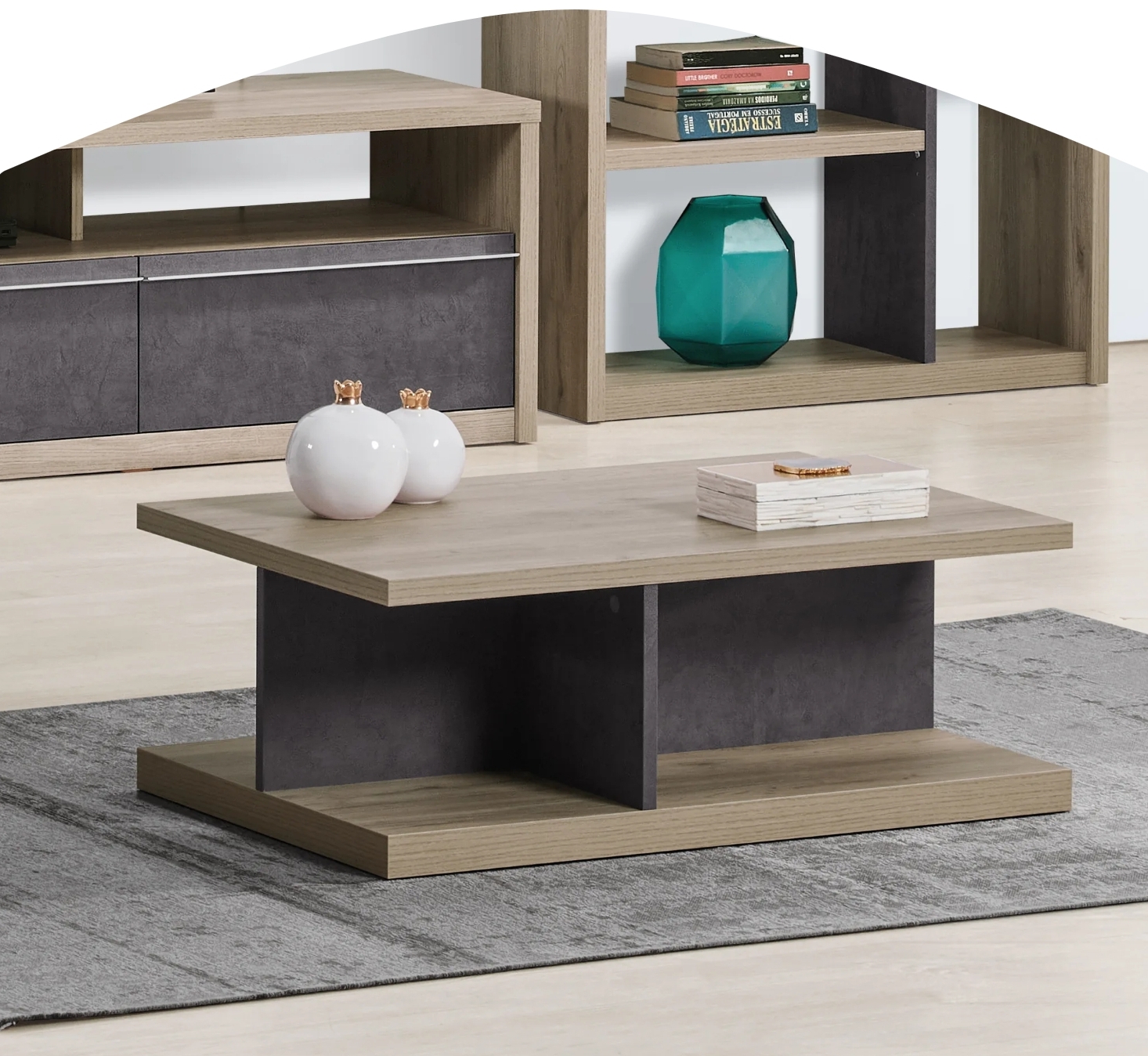 Mesa de centro em madeira clara com decoração branca