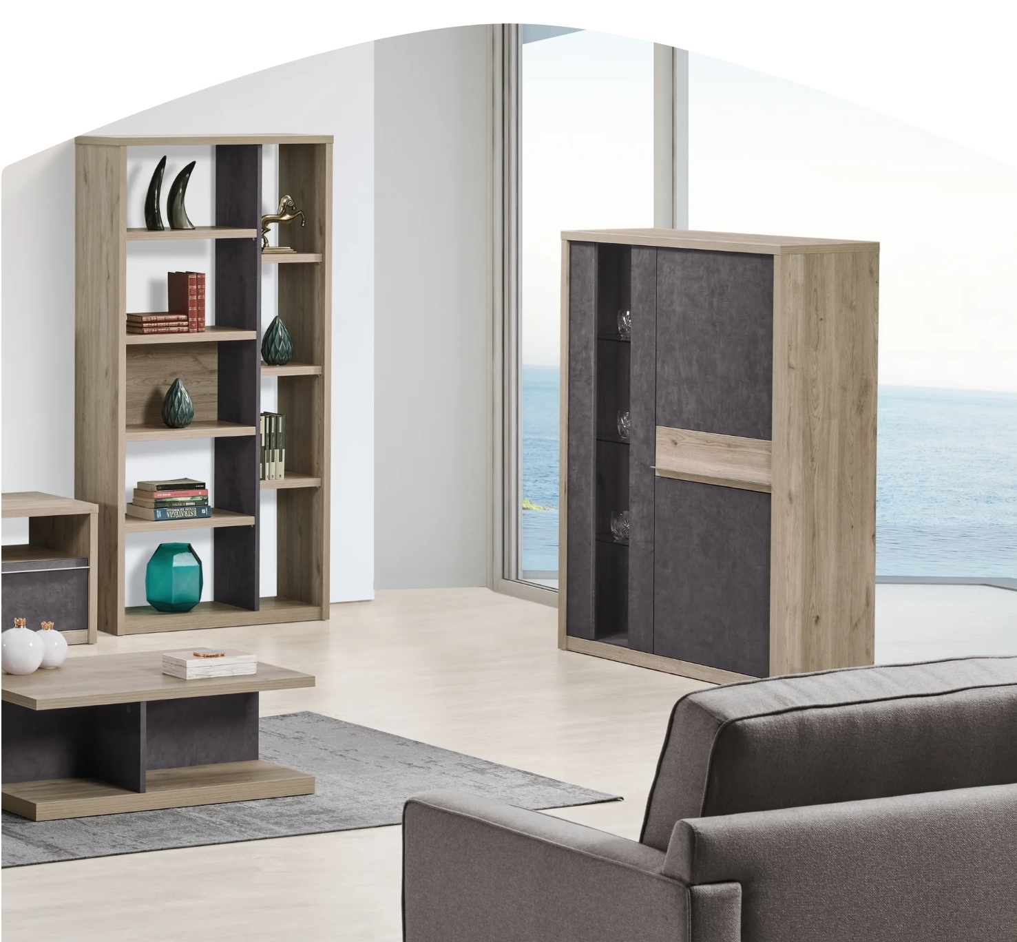 Móvel de sala em madeira clara e cinza escuro numa sala com vista para o mar