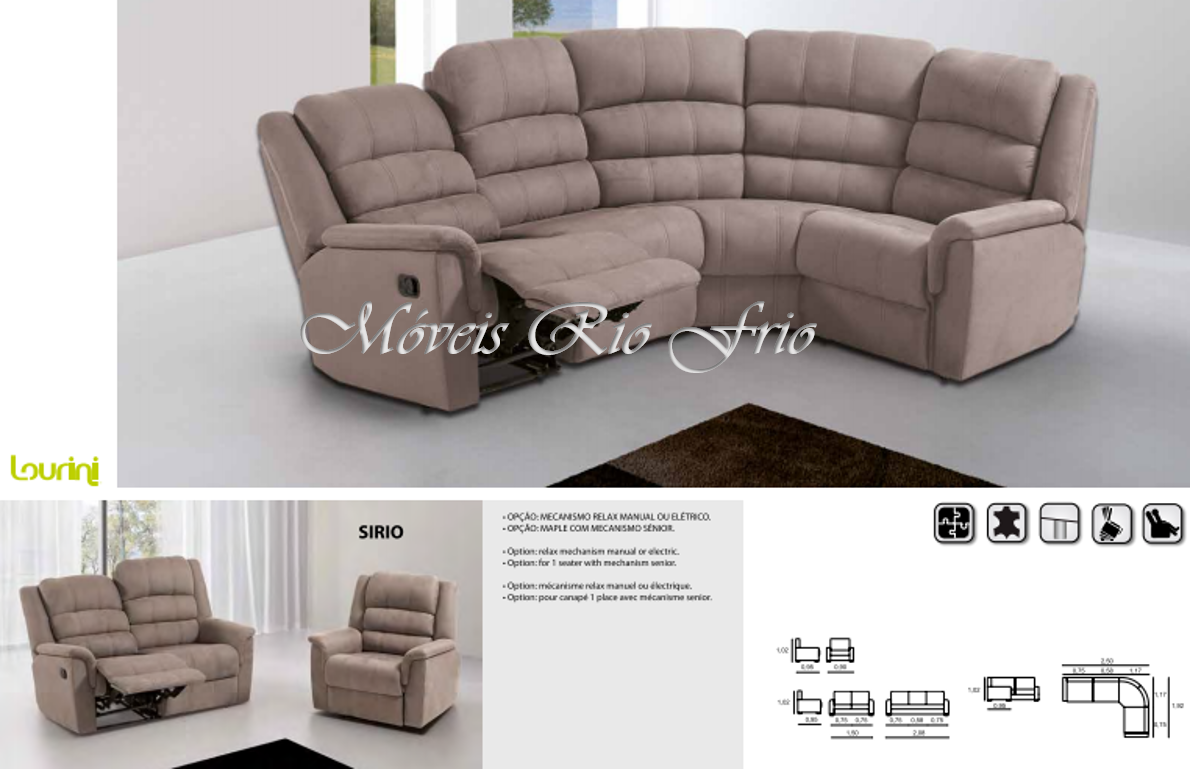 sofá de canto cinza com assentos reclináveis e almofadas acolchoadas numa sala