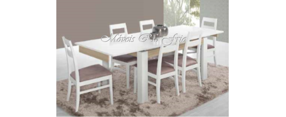 Conjunto de mesa de jantar branca com seis cadeiras em ambiente interior.