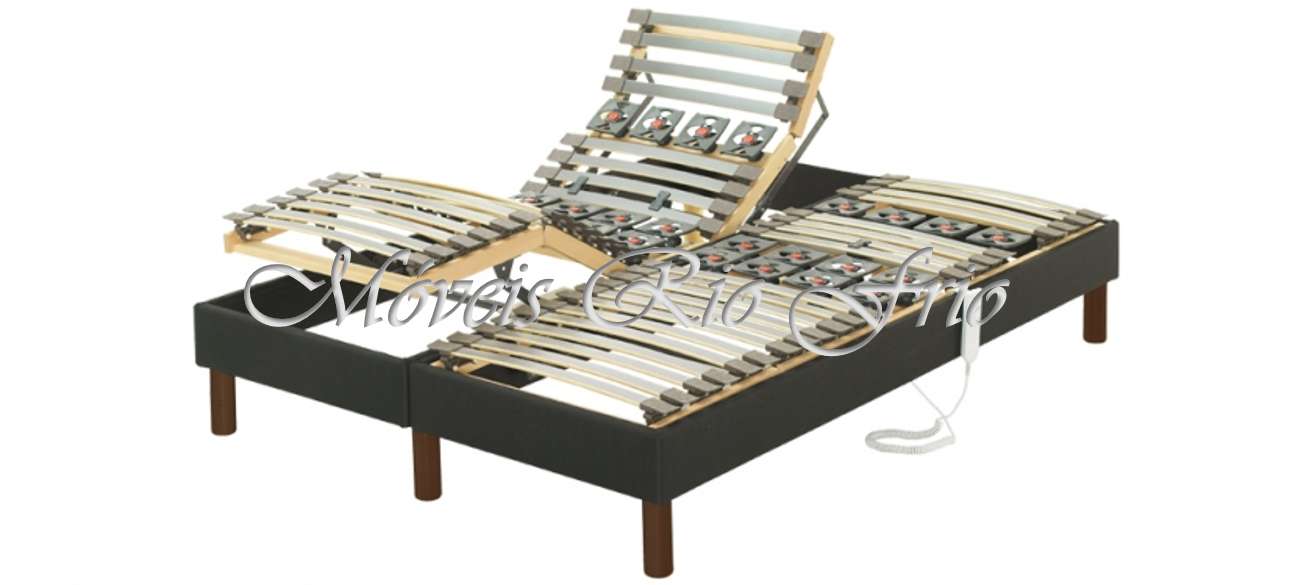 Estrado de cama articulado em madeira e estrutura preta com pernas de madeira