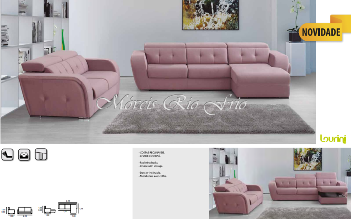 Conjunto de sofás rosa claro em sala moderna com tapete cinza e quadro na parede