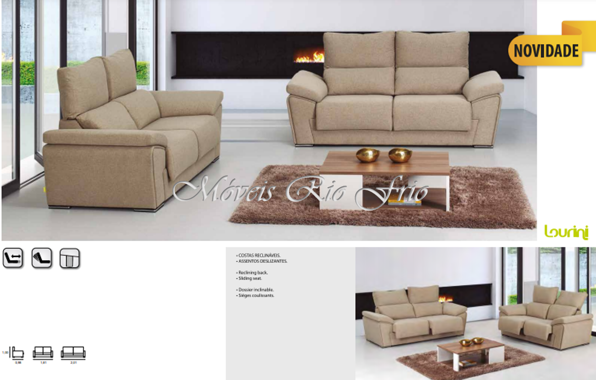 Conjunto de sofás beiges em sala com lareira e mesa de centro