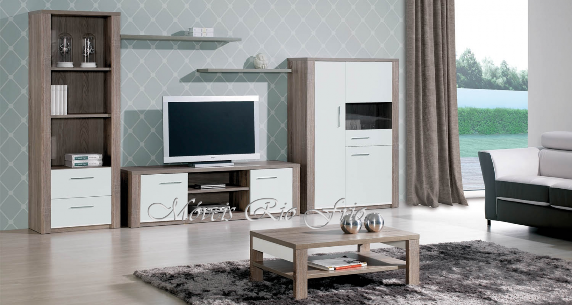 Sala de estar moderna com móveis modulares em madeira clara e branco, TV, mesa de centro, tapete cinza e cortina castanha.