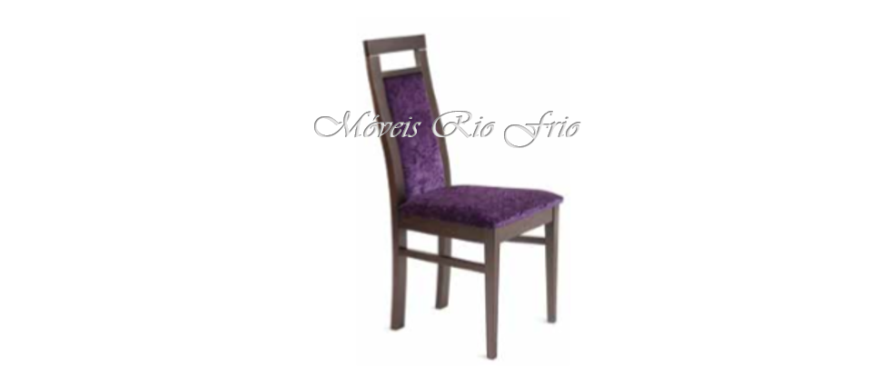 Cadeira de madeira escura com estofado roxo e design clássico