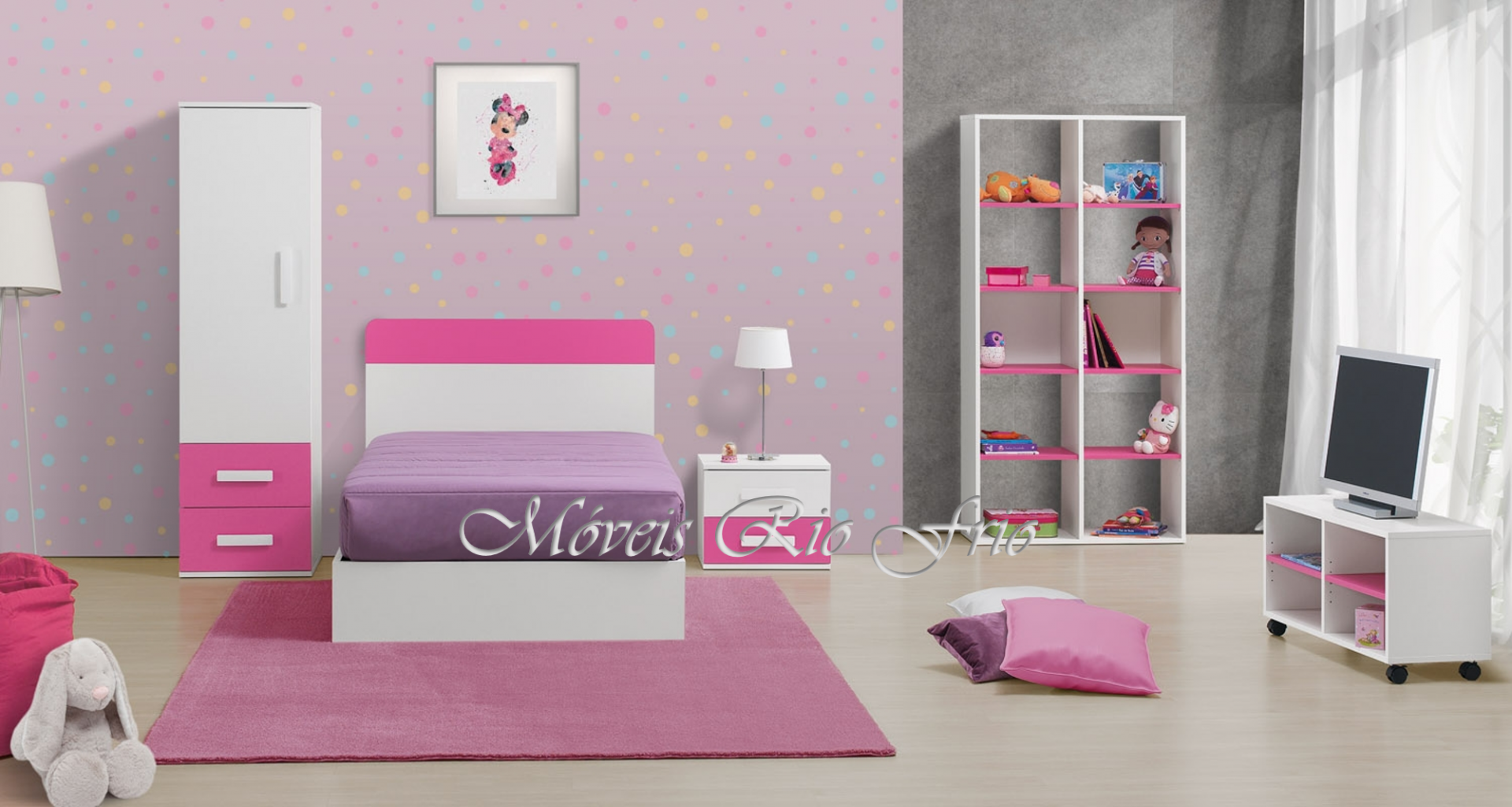 Quarto infantil com cama, armário, estante, tapete e decoração em tons rosa e lilás.