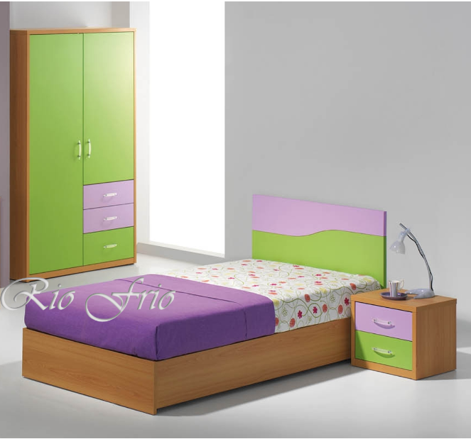 Quarto infantil com cama, mesa de cabeceira e armário em madeira e cores lilás e verde