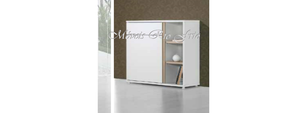 Móvel branco com portas de correr e prateleiras num escritório