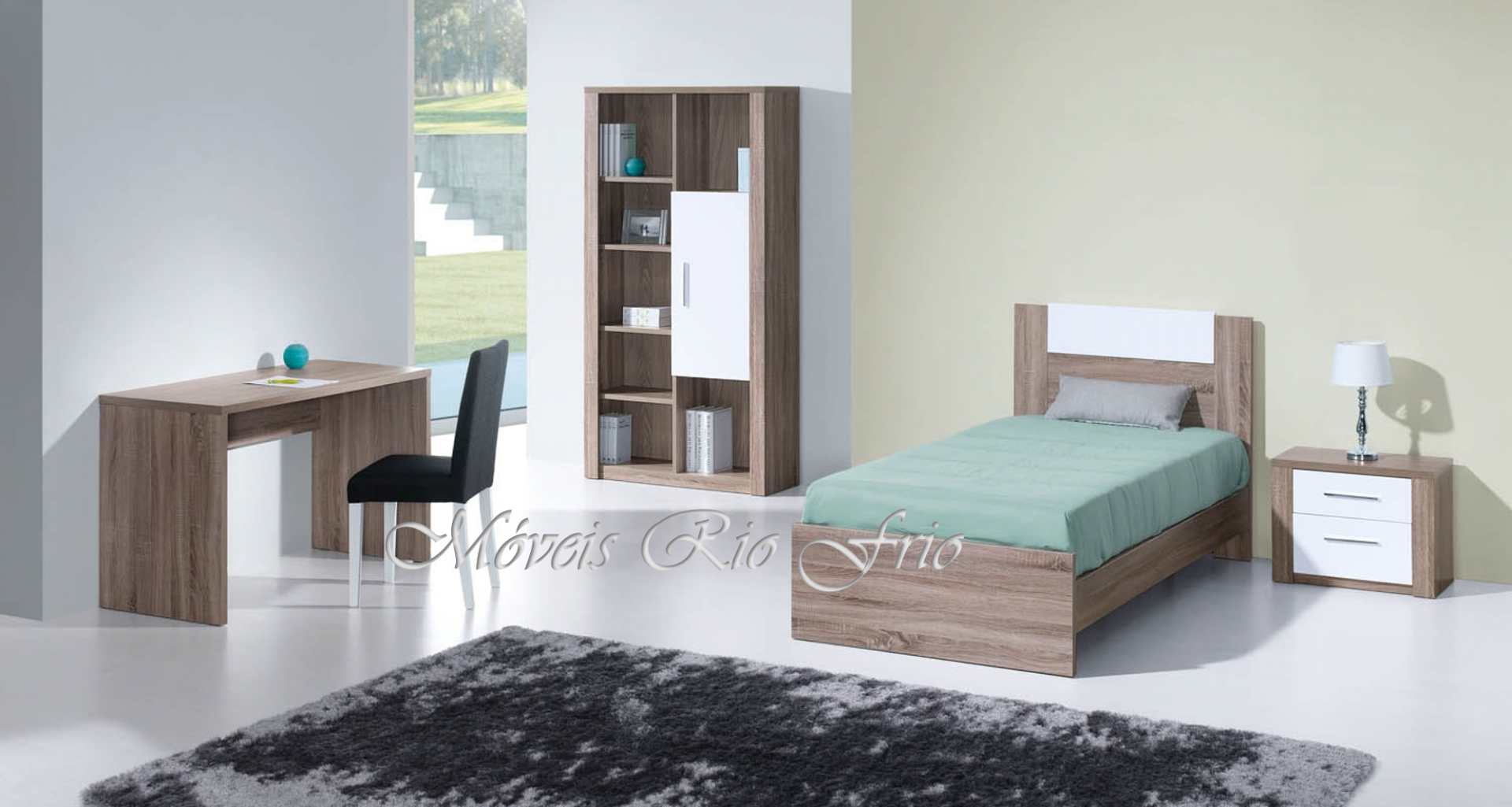 Quarto com secretária, cadeira preta, estante, cama com roupa verde, mesa de cabeceira e candeeiro sobre tapete cinza