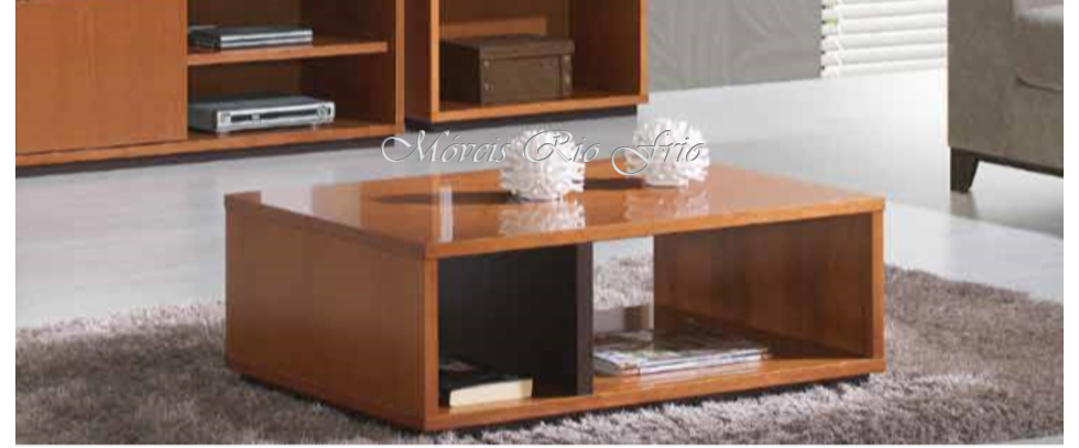 Mesa de centro retangular em madeira castanha com prateleiras abertas sobre tapete cinza